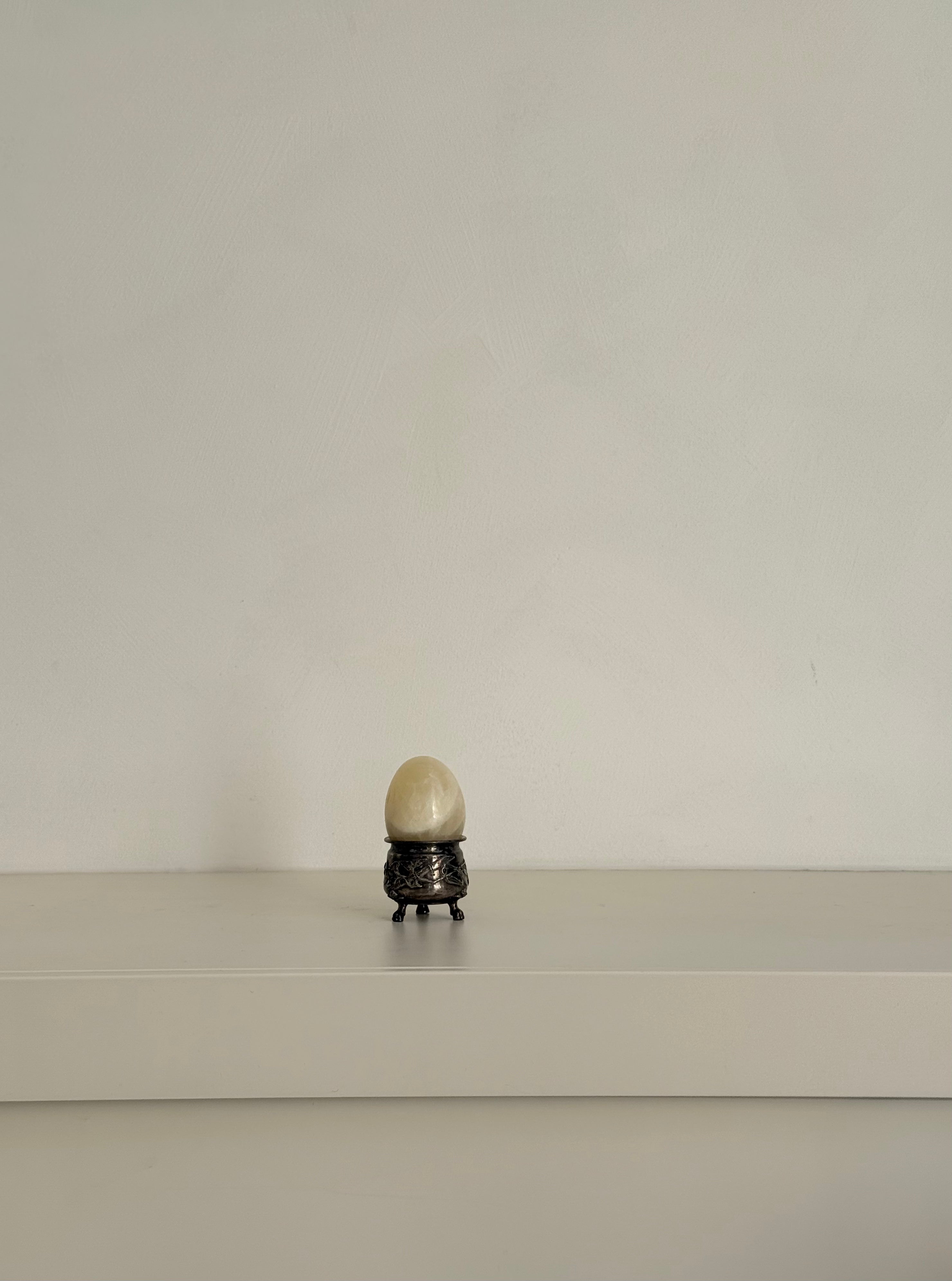 marble egg & holder in silver with feet