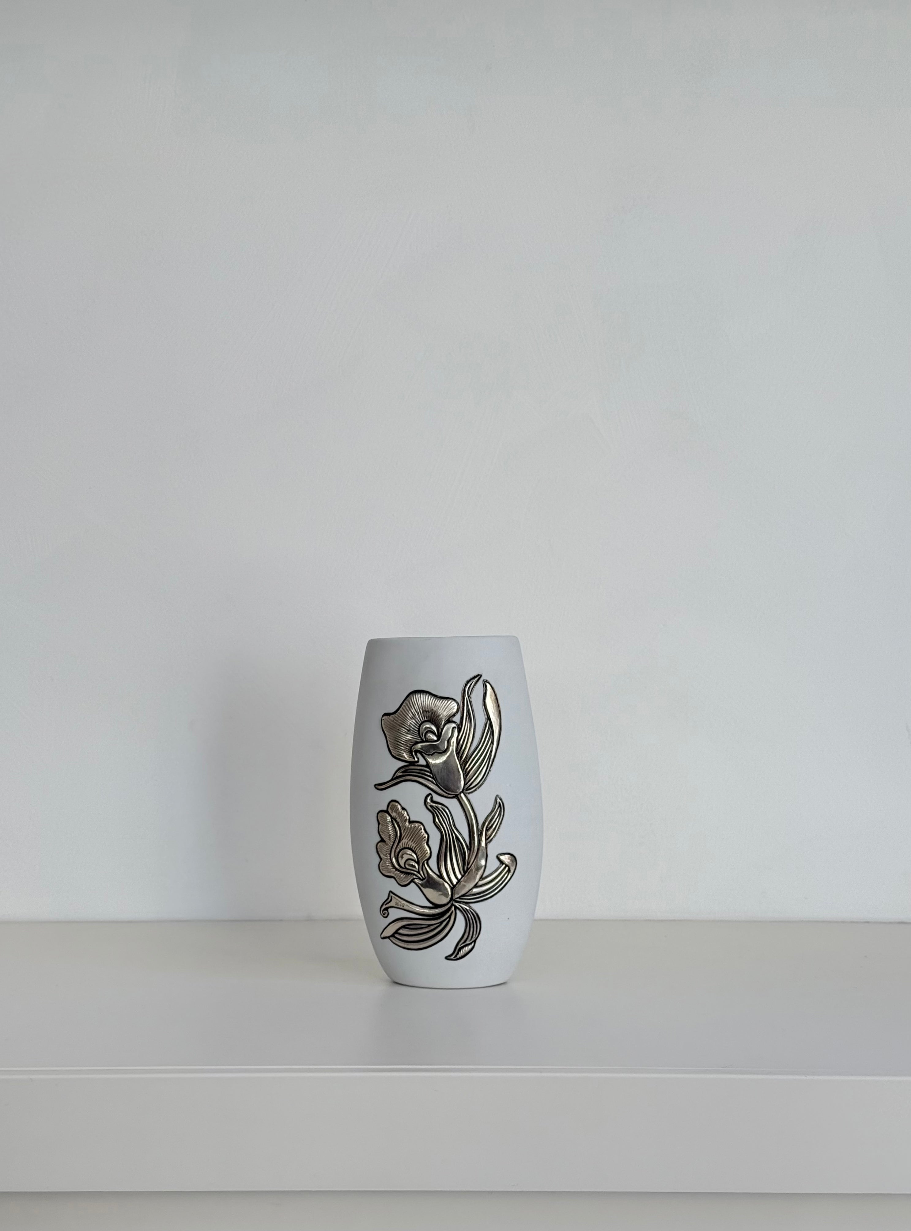 vase in ceramic with silver inlay