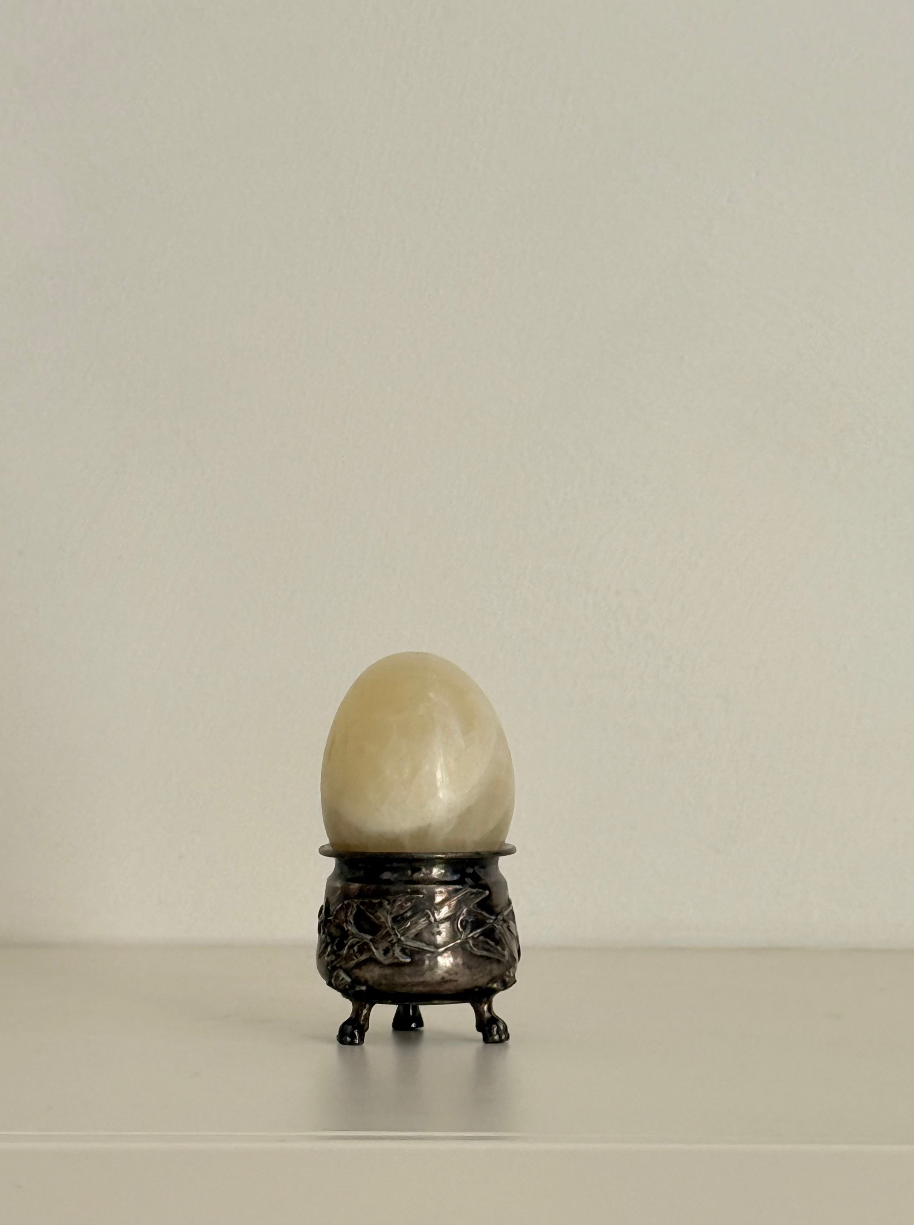 marble egg & holder in silver with feet