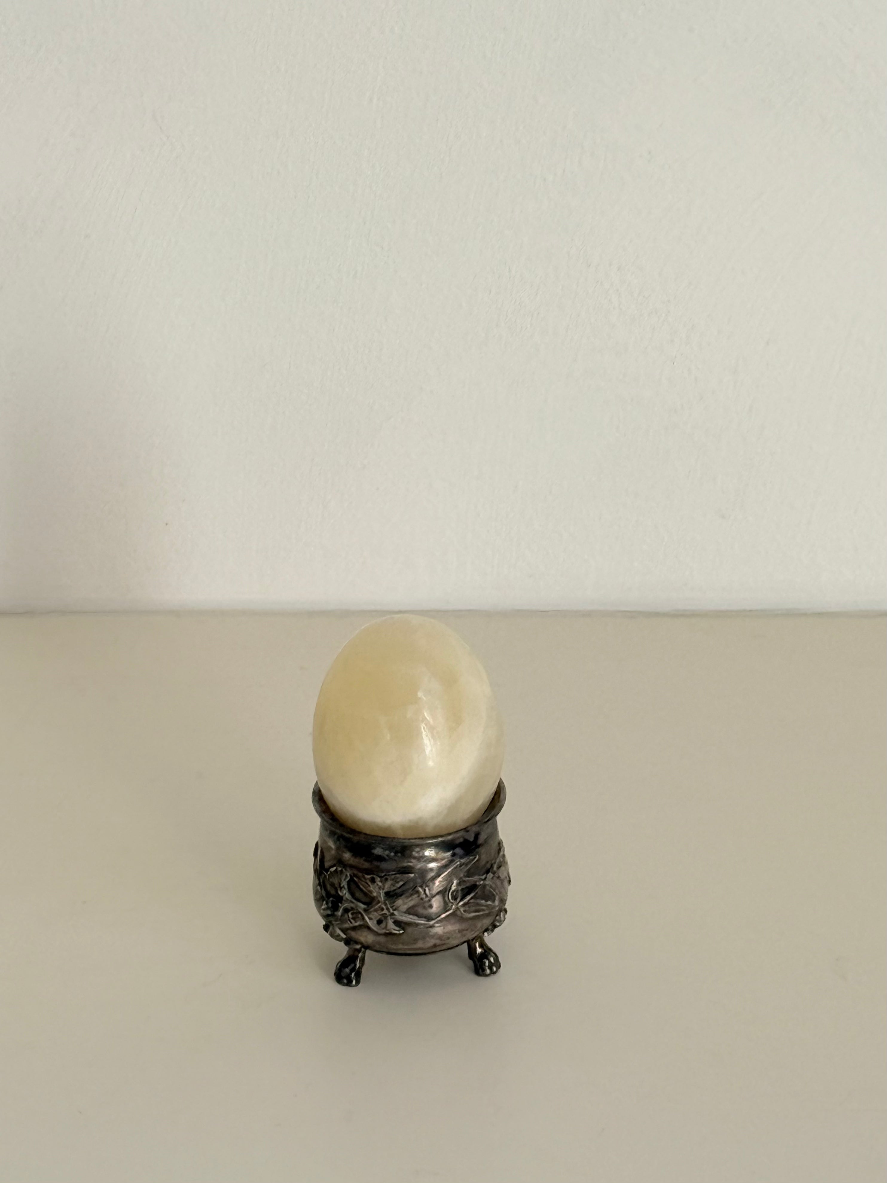 marble egg & holder in silver with feet