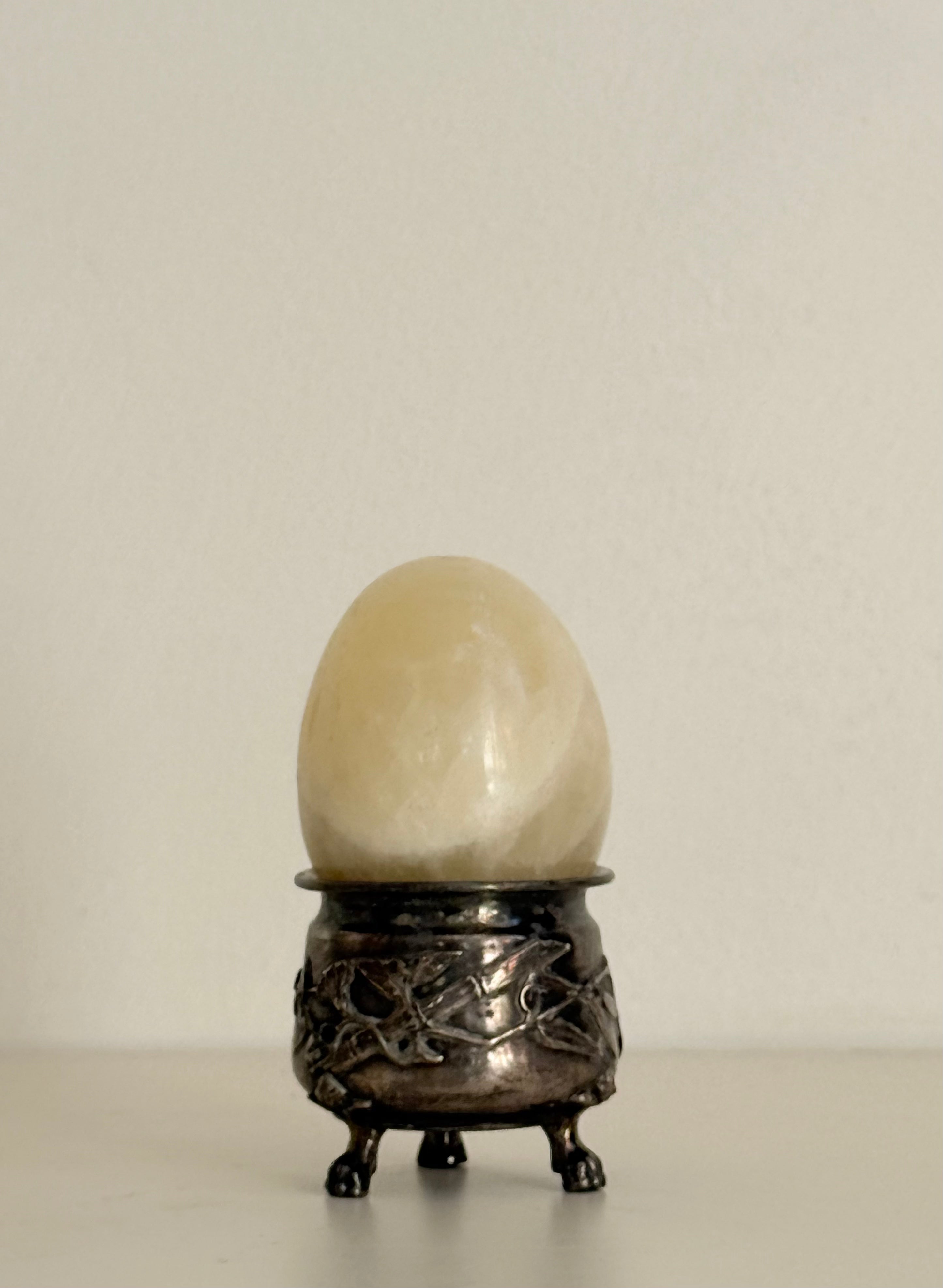 marble egg & holder in silver with feet